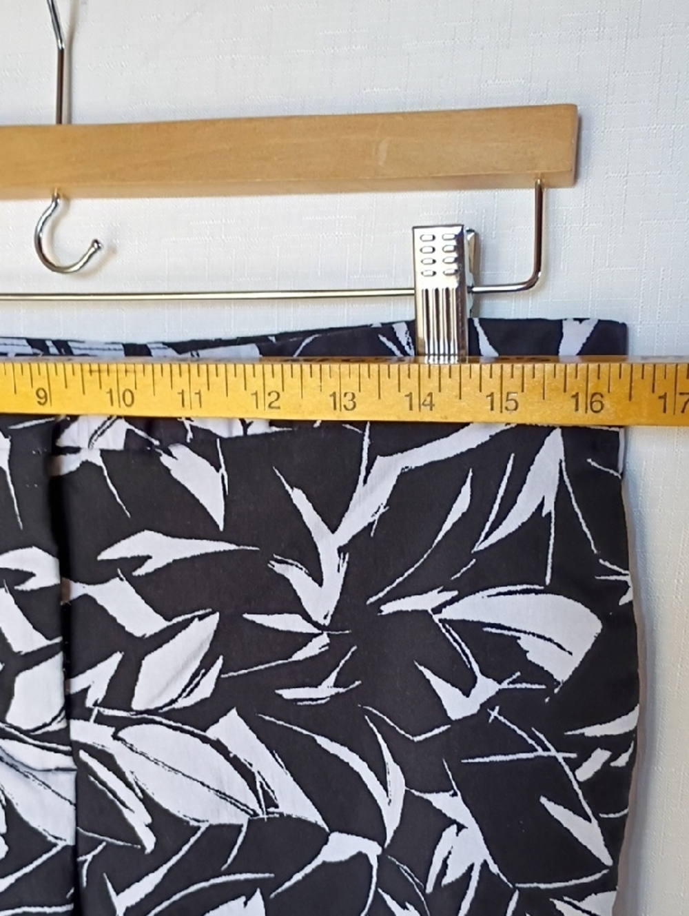 Mario Serrani Women's Black and White Leaf-Print Shorts Size 12 - Picture 7 of 11